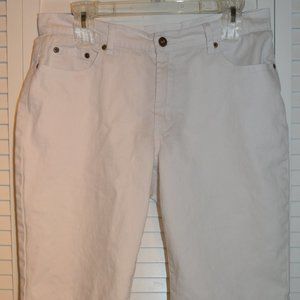 DG2 by Diane Gilman White Bermuda shorts, size 10.